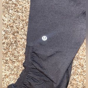 Lululemon black Capri cinched leggings